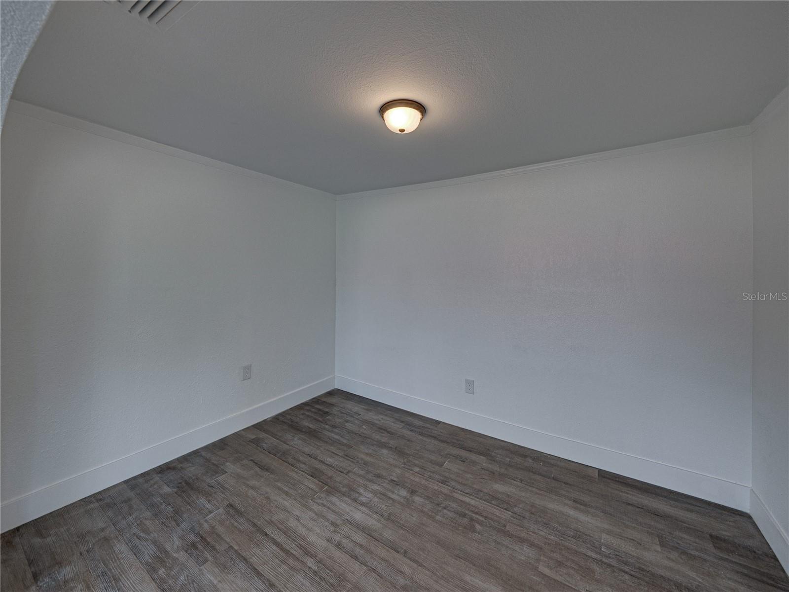 602 E LAURA ST — photo 9