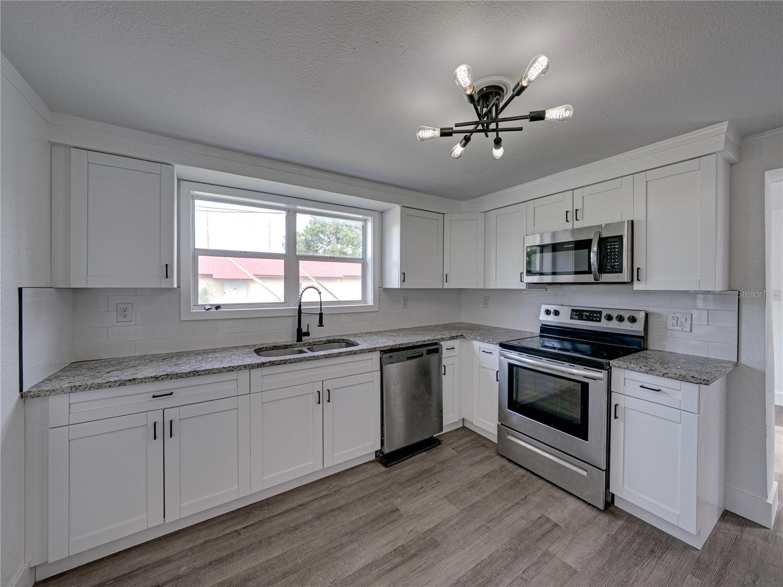 602 E LAURA ST — photo 7