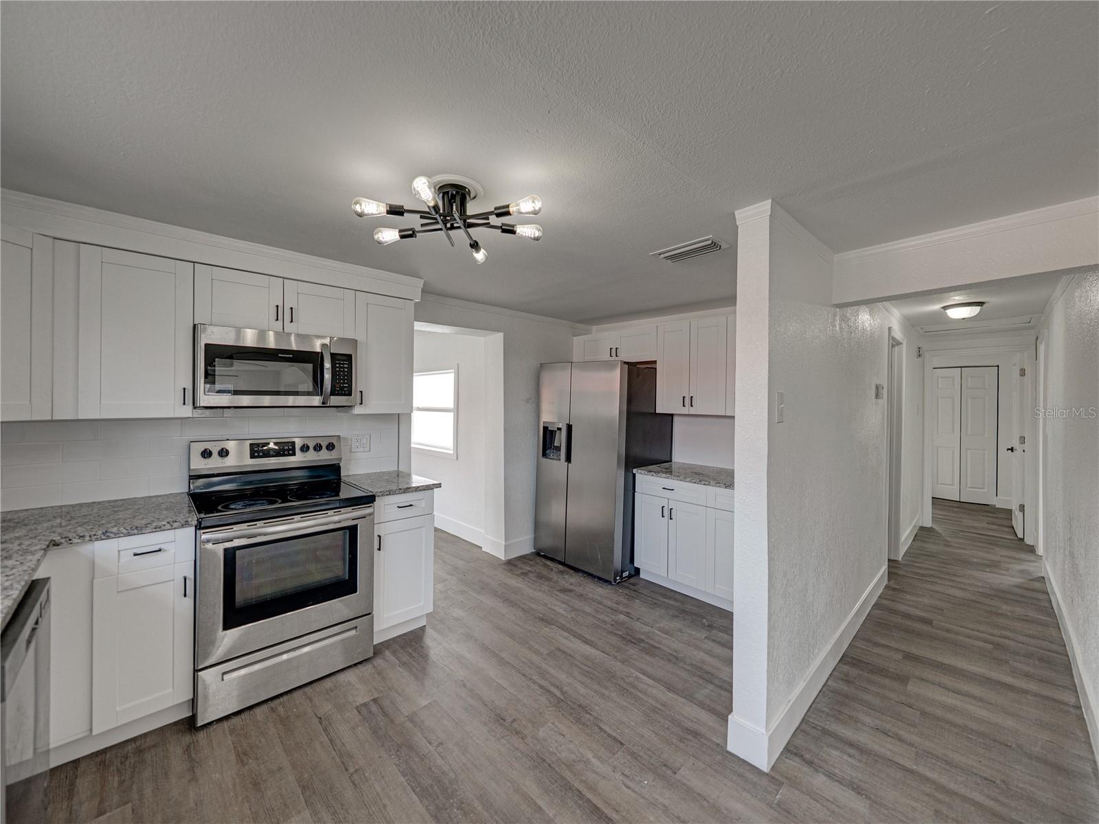602 E LAURA ST — photo 6