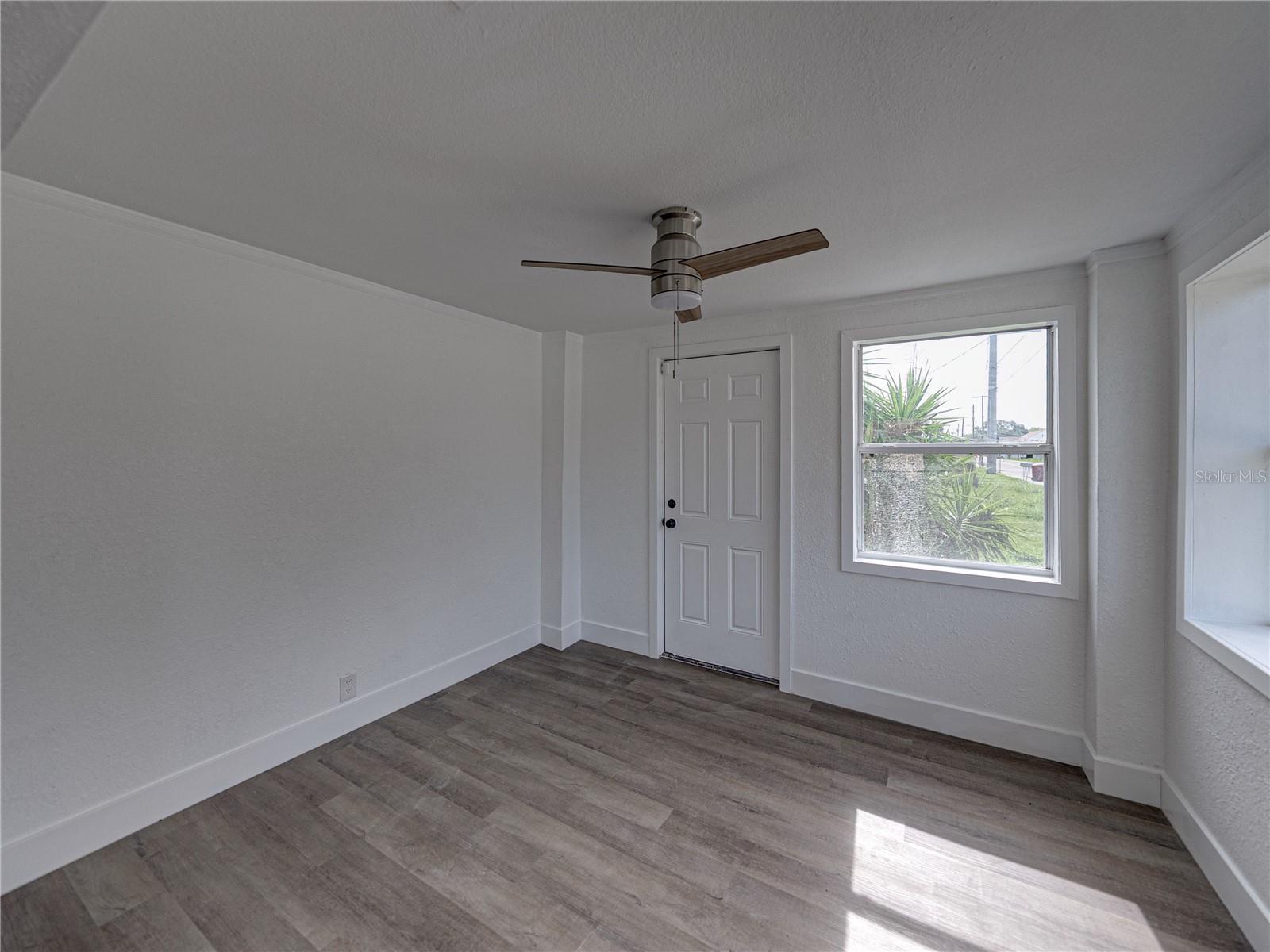 602 E LAURA ST — photo 4