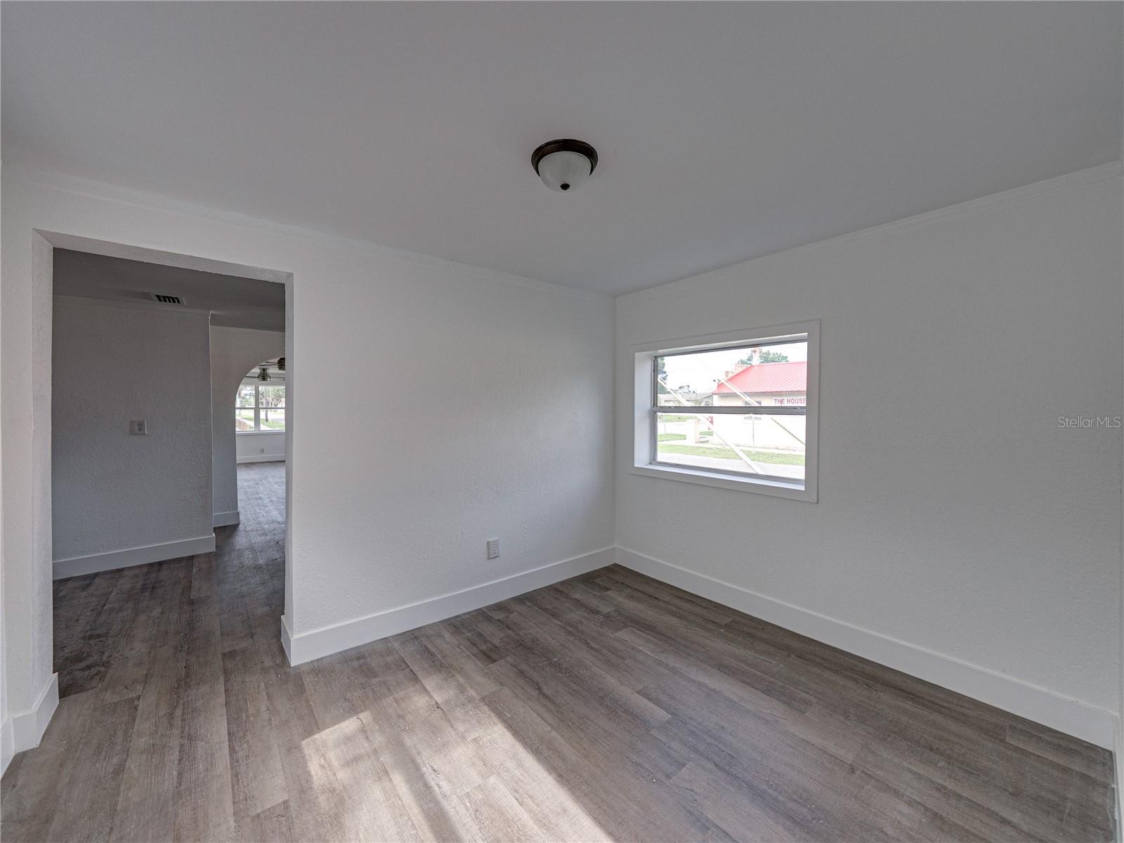 602 E LAURA ST — photo 20