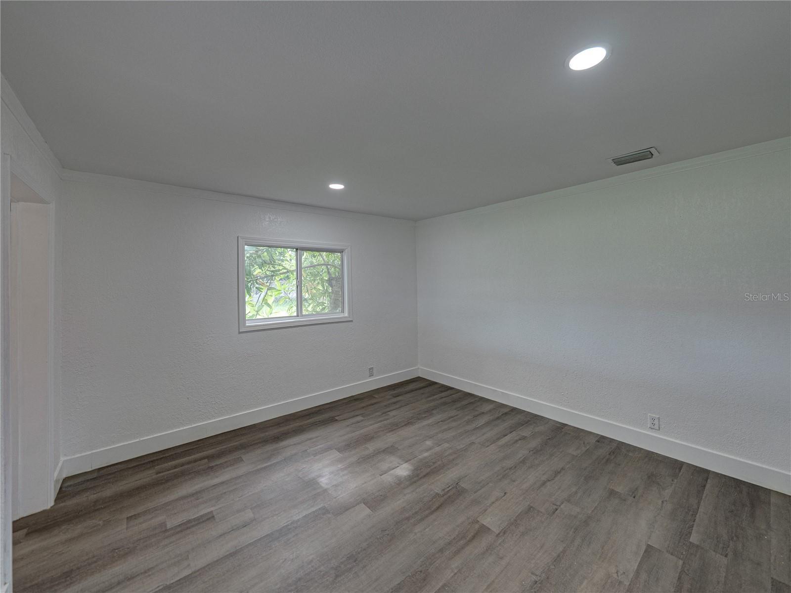 602 E LAURA ST — photo 14