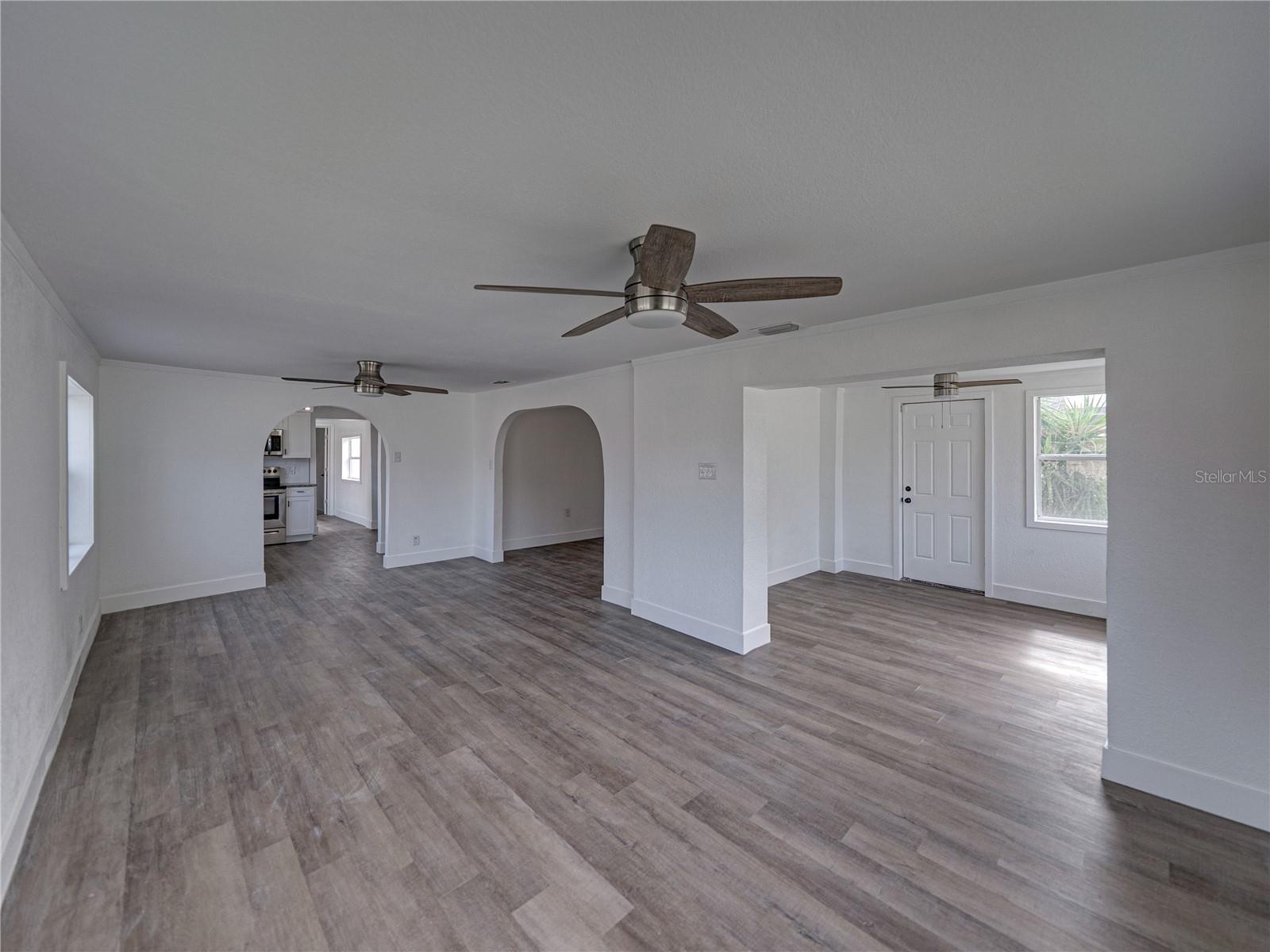 602 E LAURA ST — photo 2