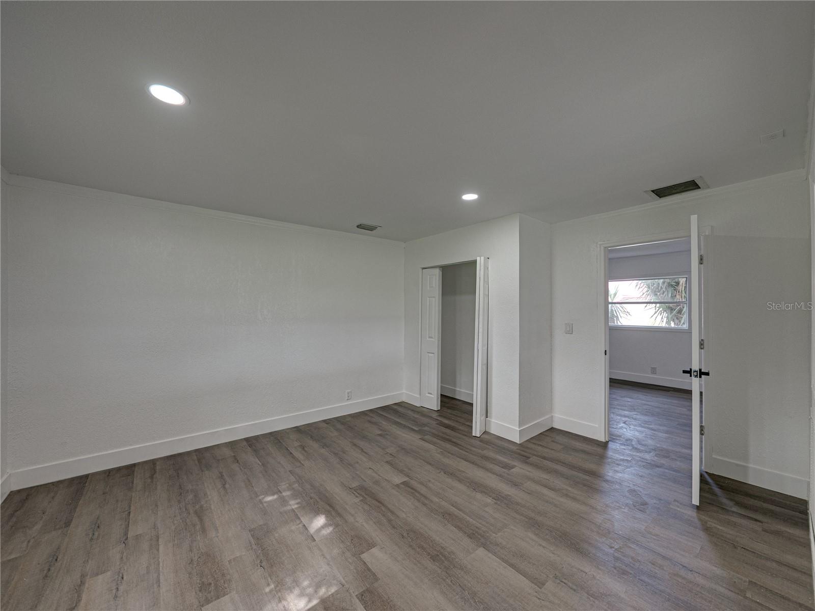602 E LAURA ST — photo 10