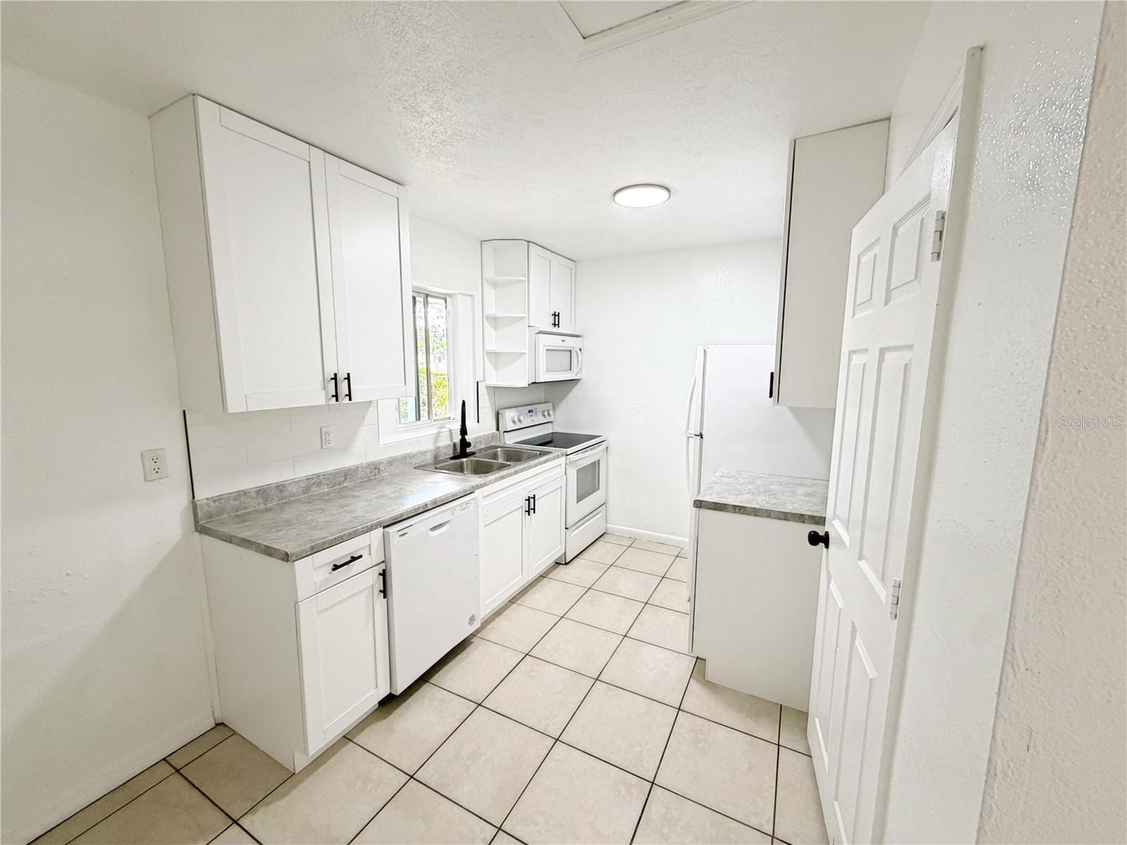 3916 E GENESEE ST — photo 4