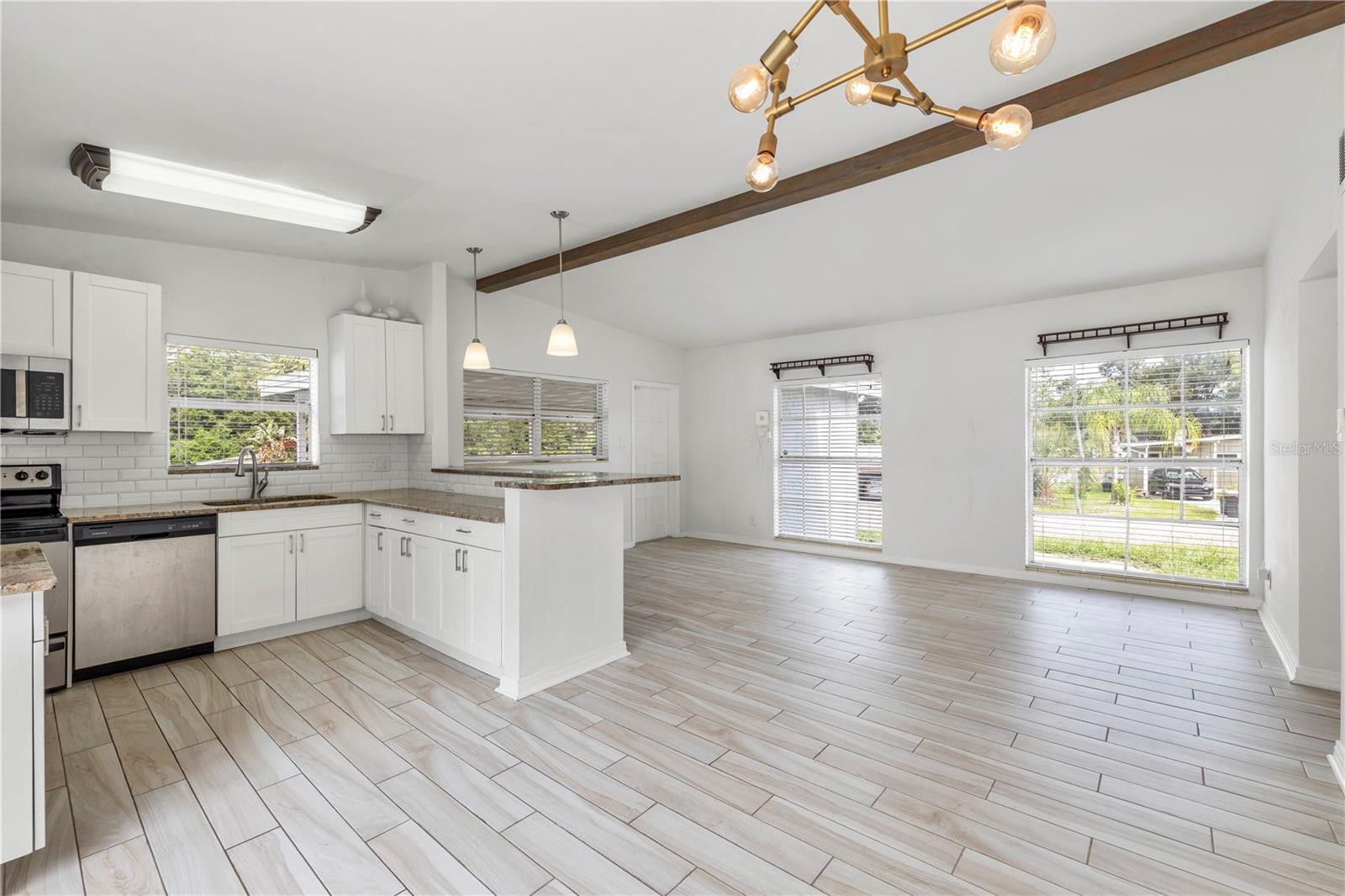 2125 W HIAWATHA ST — photo 9