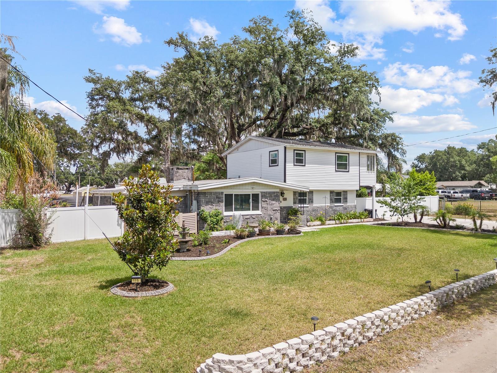 115 TEN OAK PL — photo 2