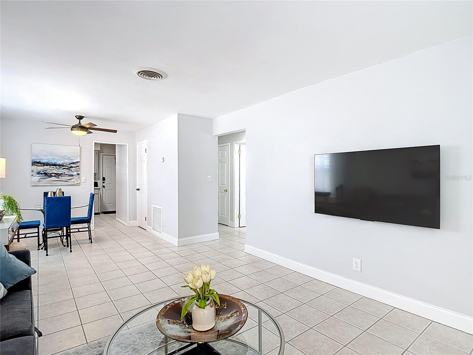 220 SE JEFFERSON CIR N — photo 3