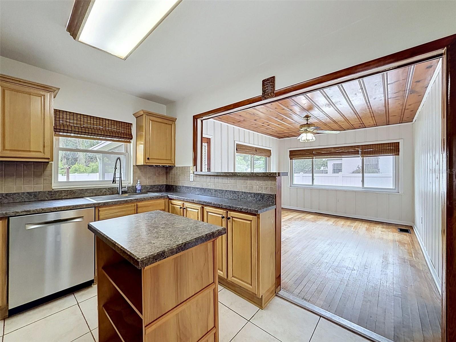 2518 W NORTH ST — photo 17
