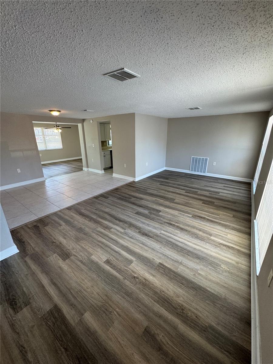 6135 SEABREEZE DR — photo 3