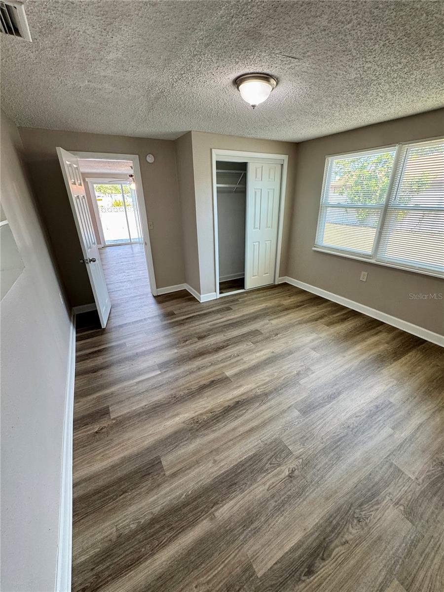 6135 SEABREEZE DR — photo 8