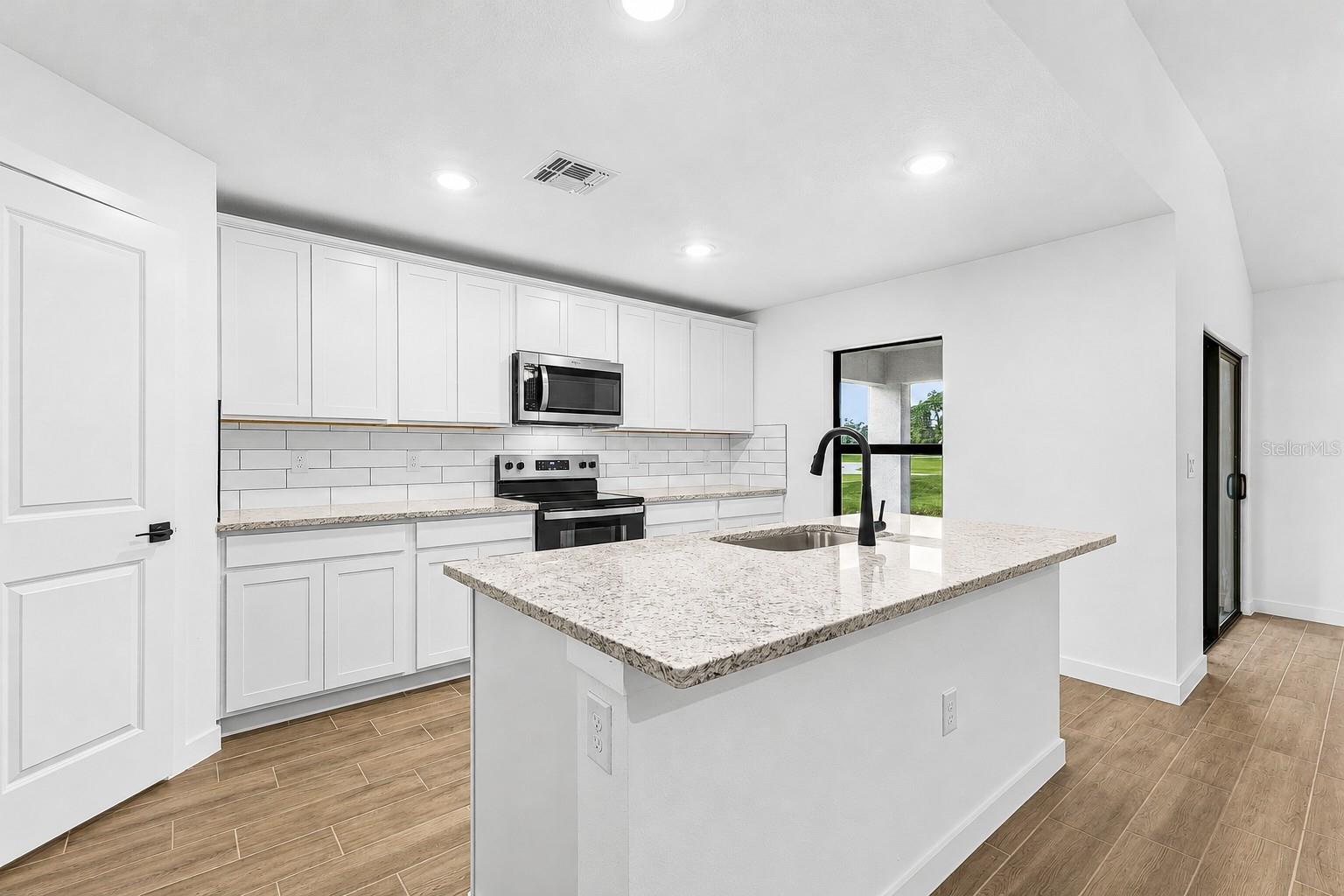 8014 LATOUR AVE — photo 17