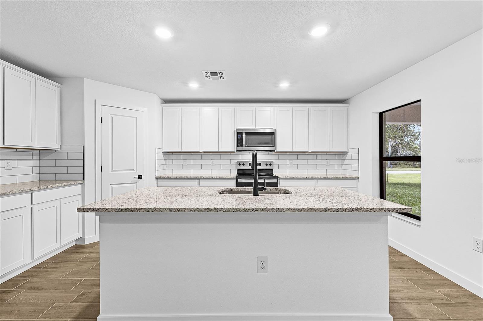 8014 LATOUR AVE — photo 5