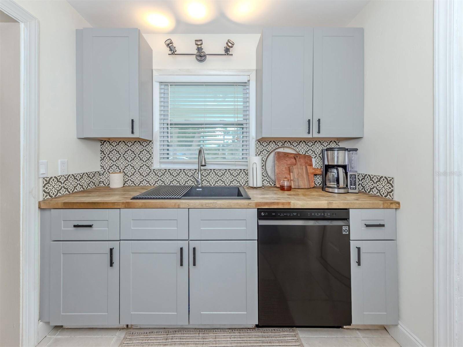 929 CYPRESS AVE — photo 16