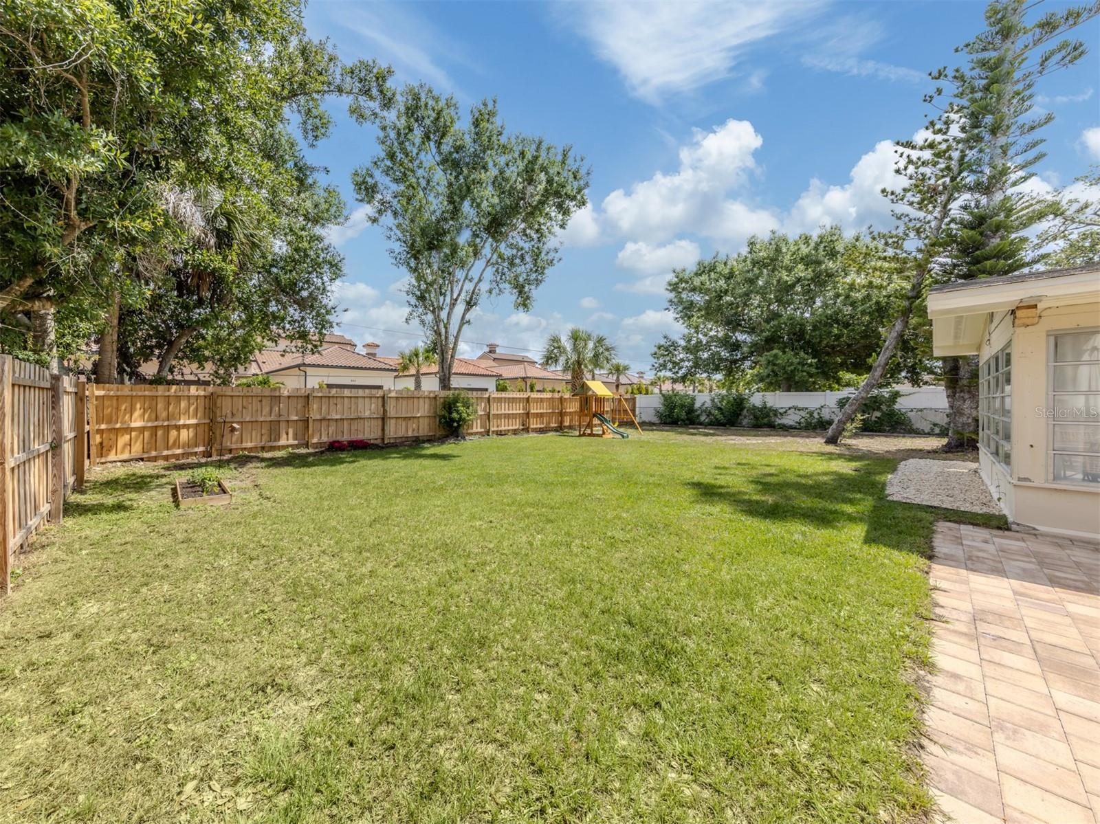 929 CYPRESS AVE — photo 20