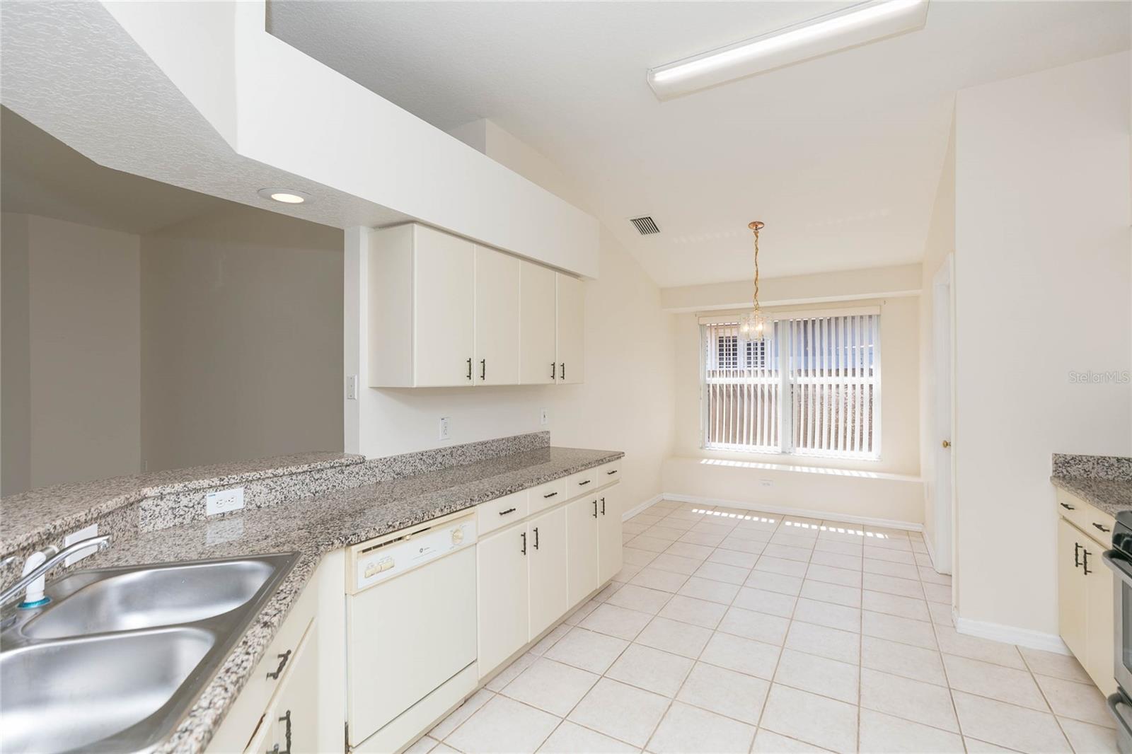 22704 RODERICK DR — photo 12