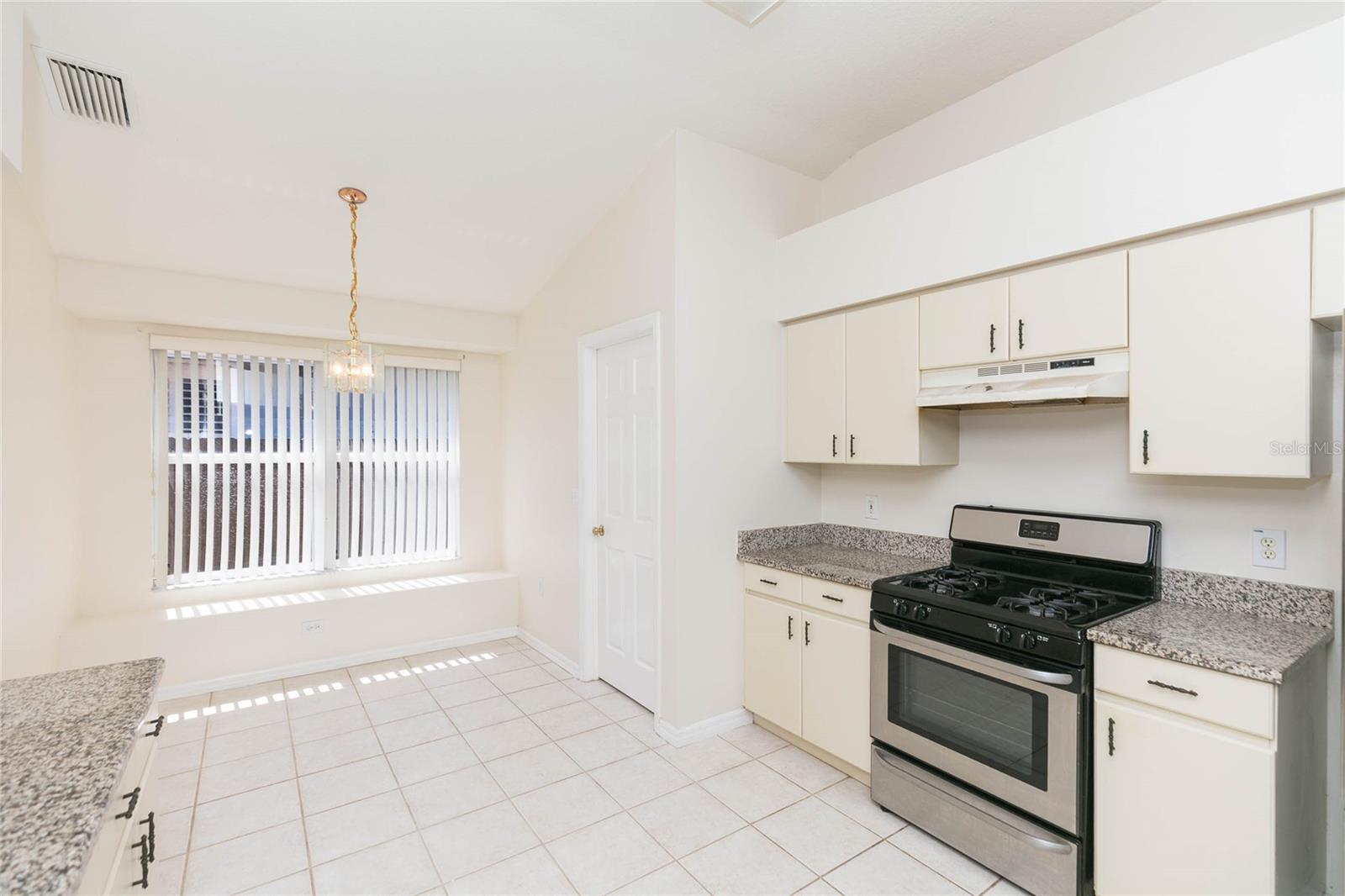 22704 RODERICK DR — photo 4
