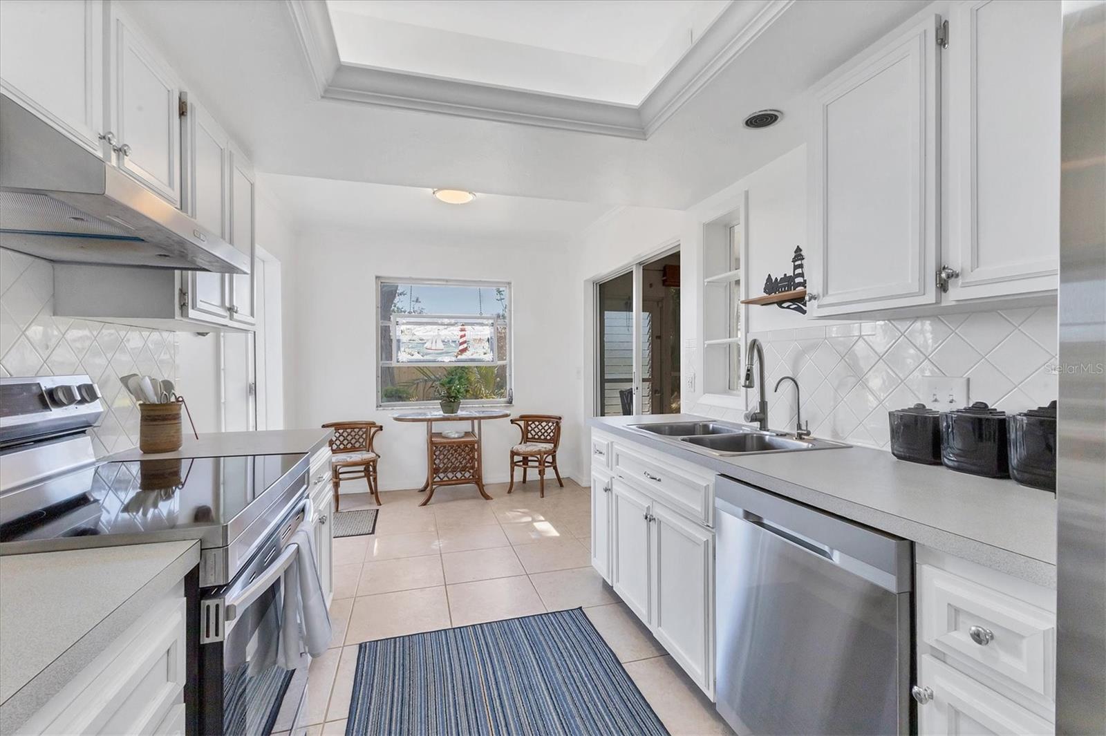 448 REDWOOD RD — photo 12