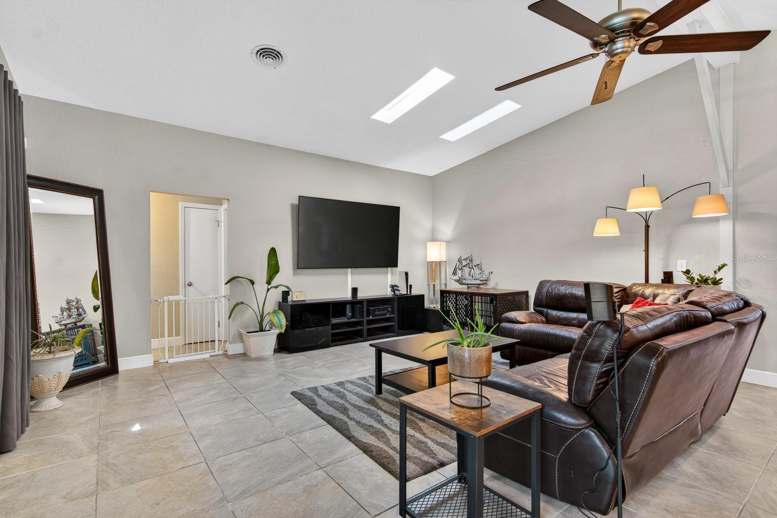 1424 S EVERGREEN AVE — photo 13