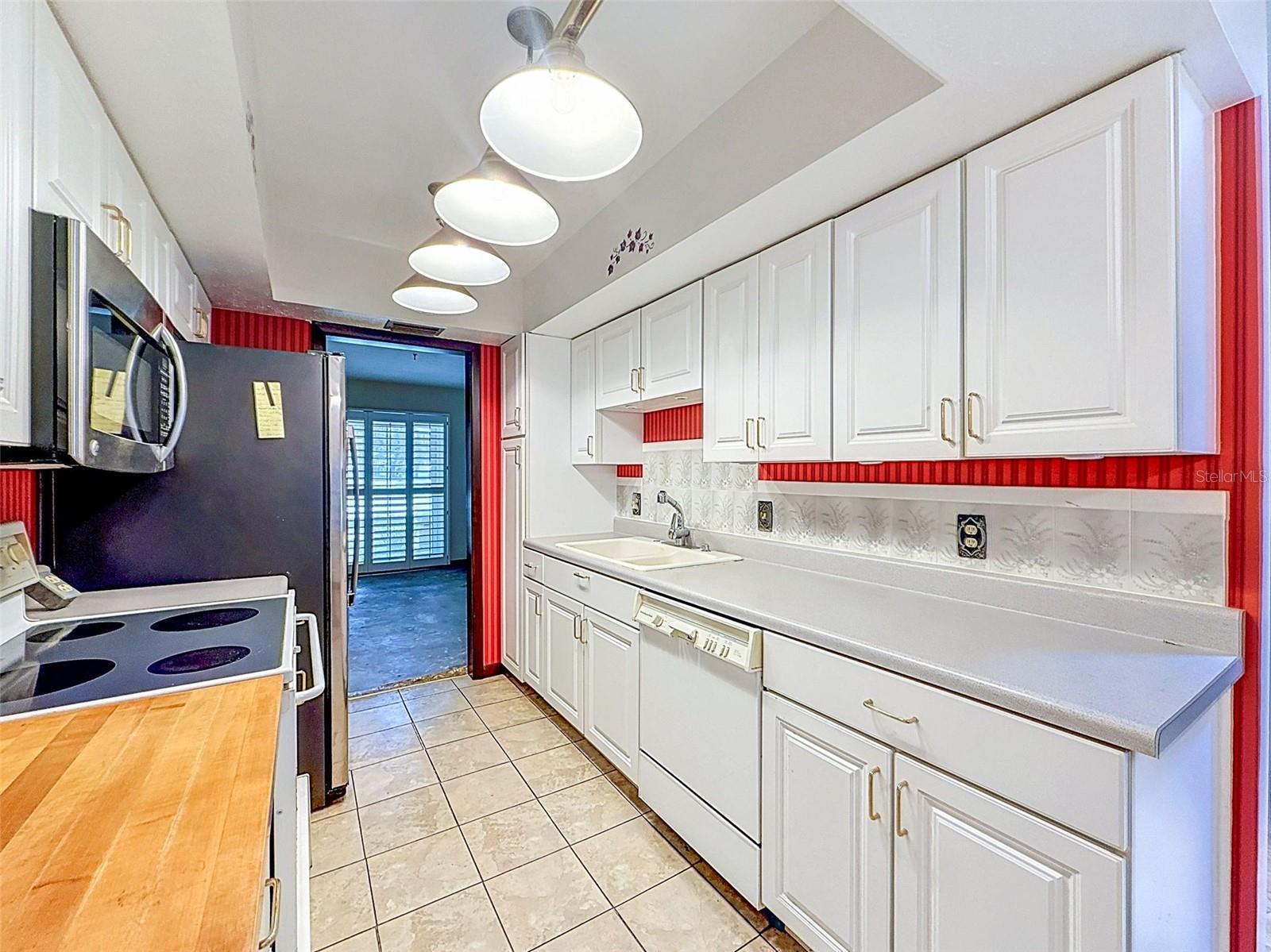 18202 OAKDALE RD — photo 3