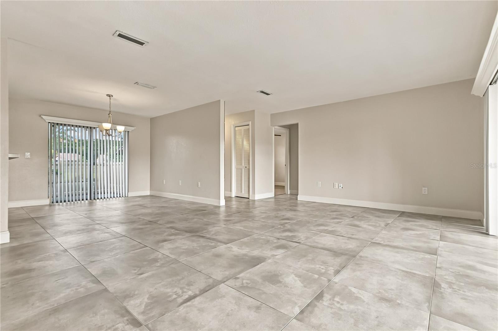 260 MICHAELS CIR — photo 9