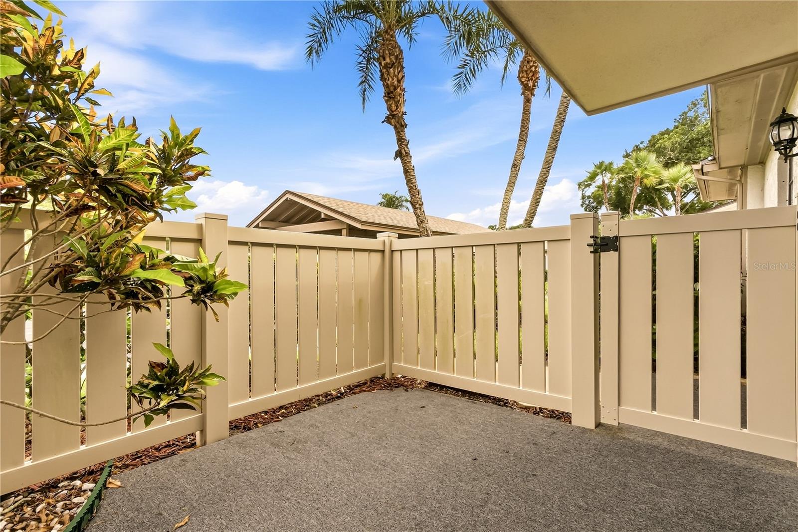 260 MICHAELS CIR — photo 4