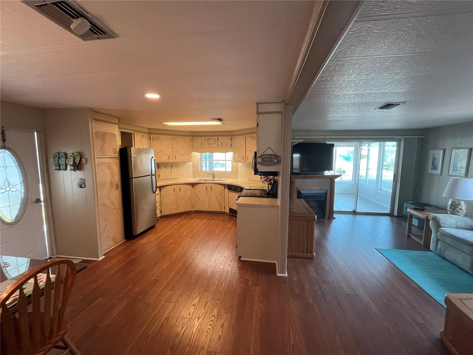 825 JOLANDA CIR — photo 8