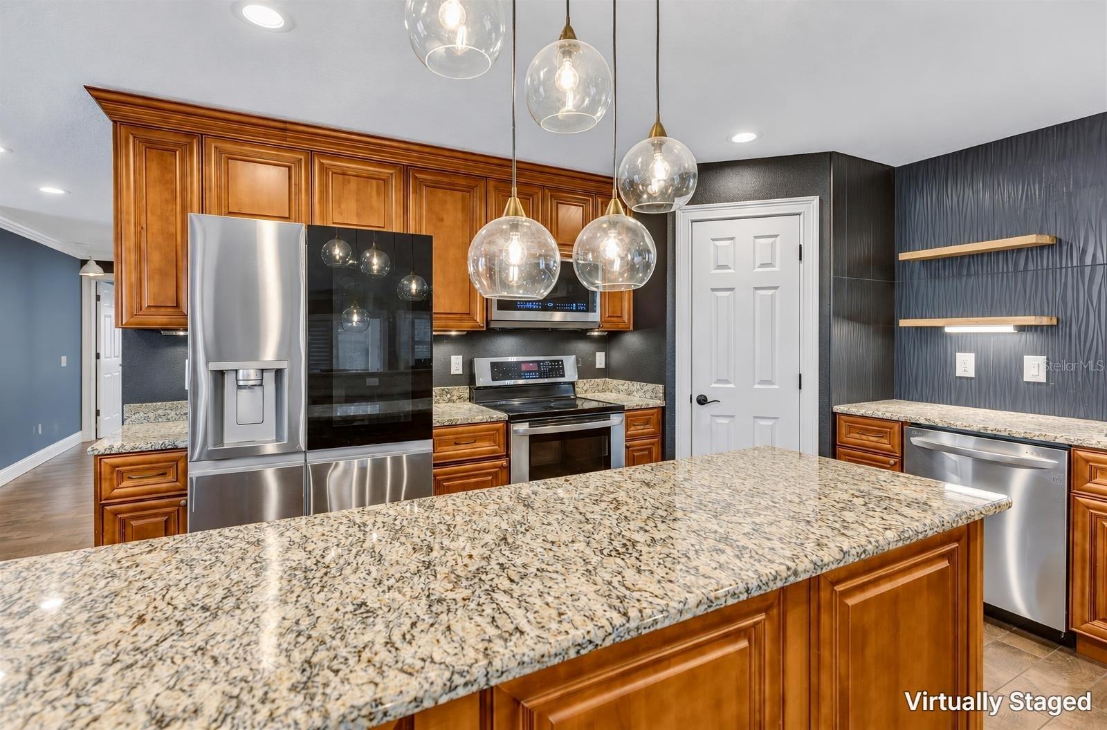 6812 S KISSIMMEE ST — photo 2