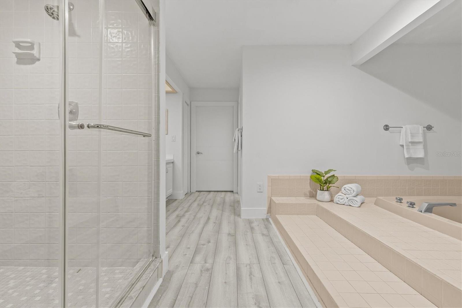 13915 WHISPERWOOD DR — photo 32