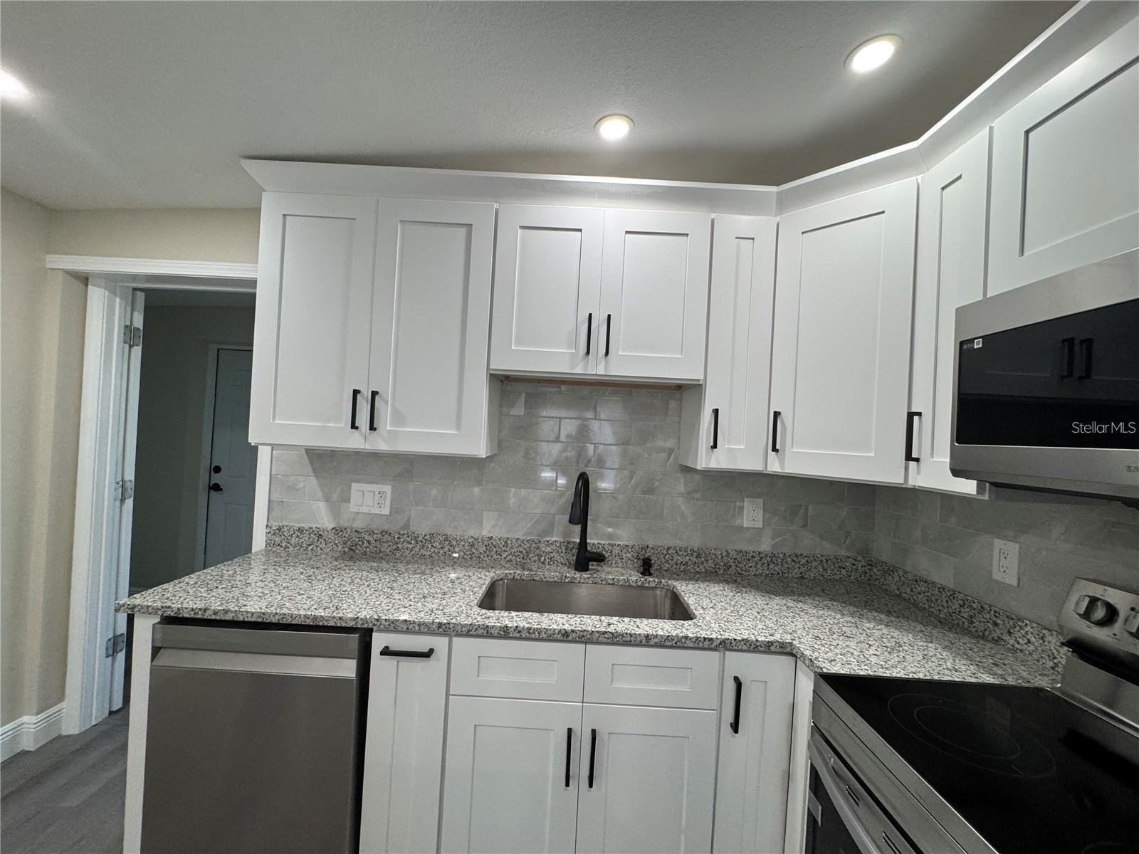 7039 LENOX DR — photo 4