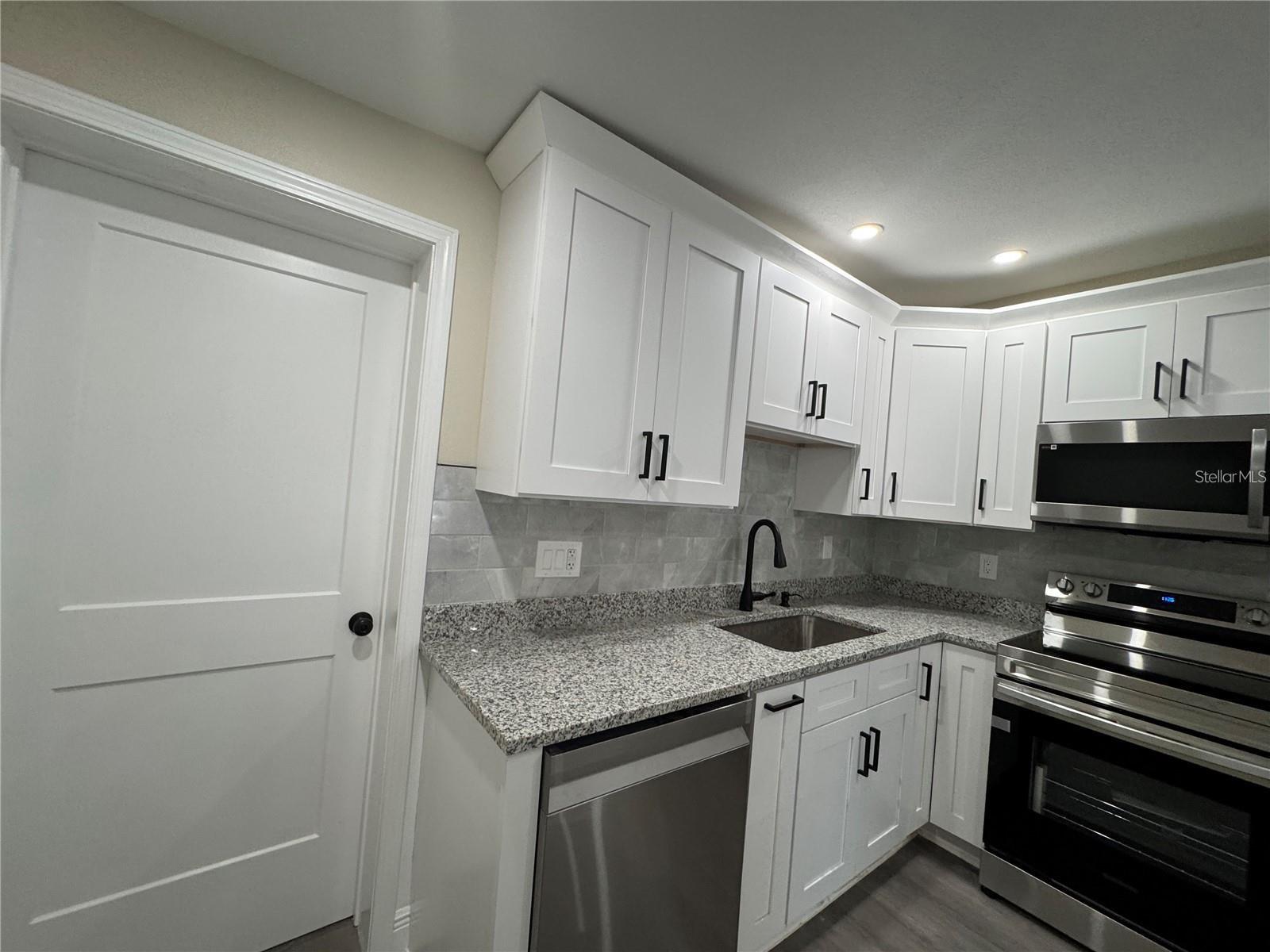 7039 LENOX DR — photo 5