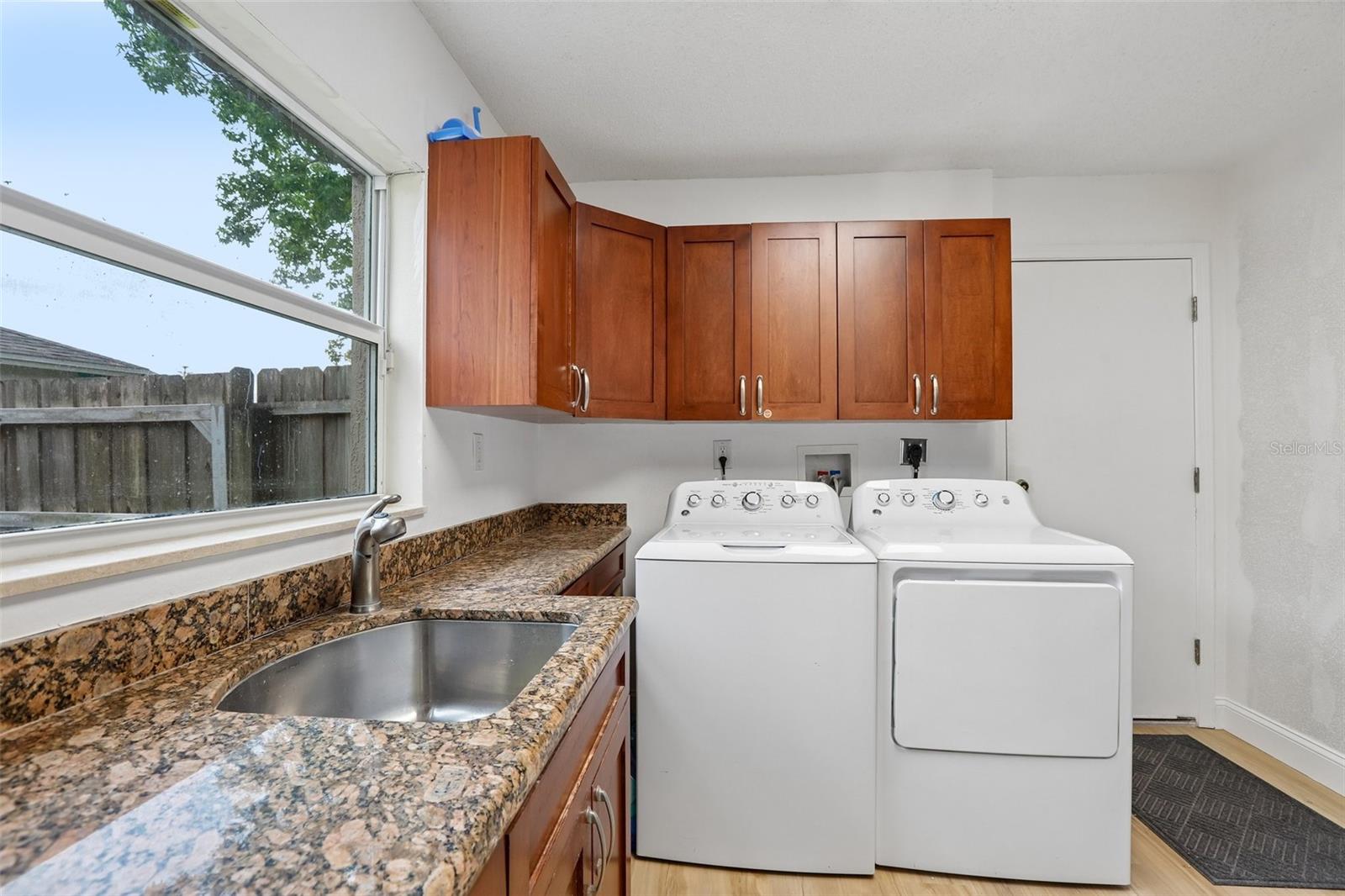 1525 KESTREL WAY — photo 31