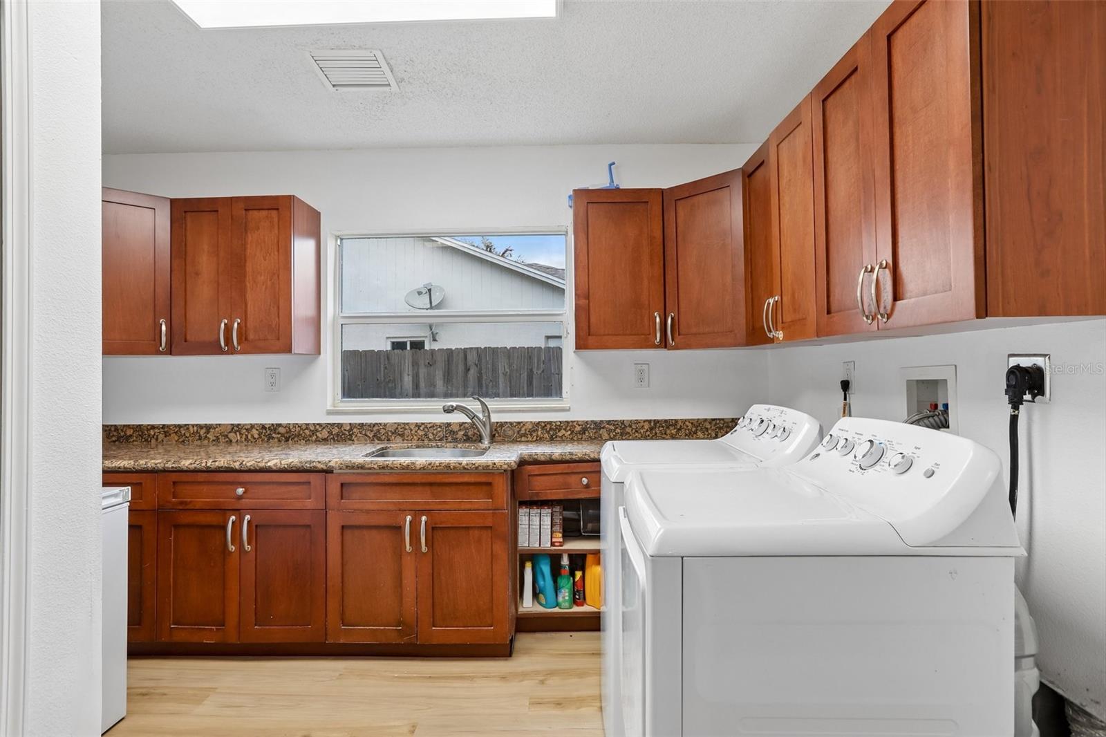 1525 KESTREL WAY — photo 33