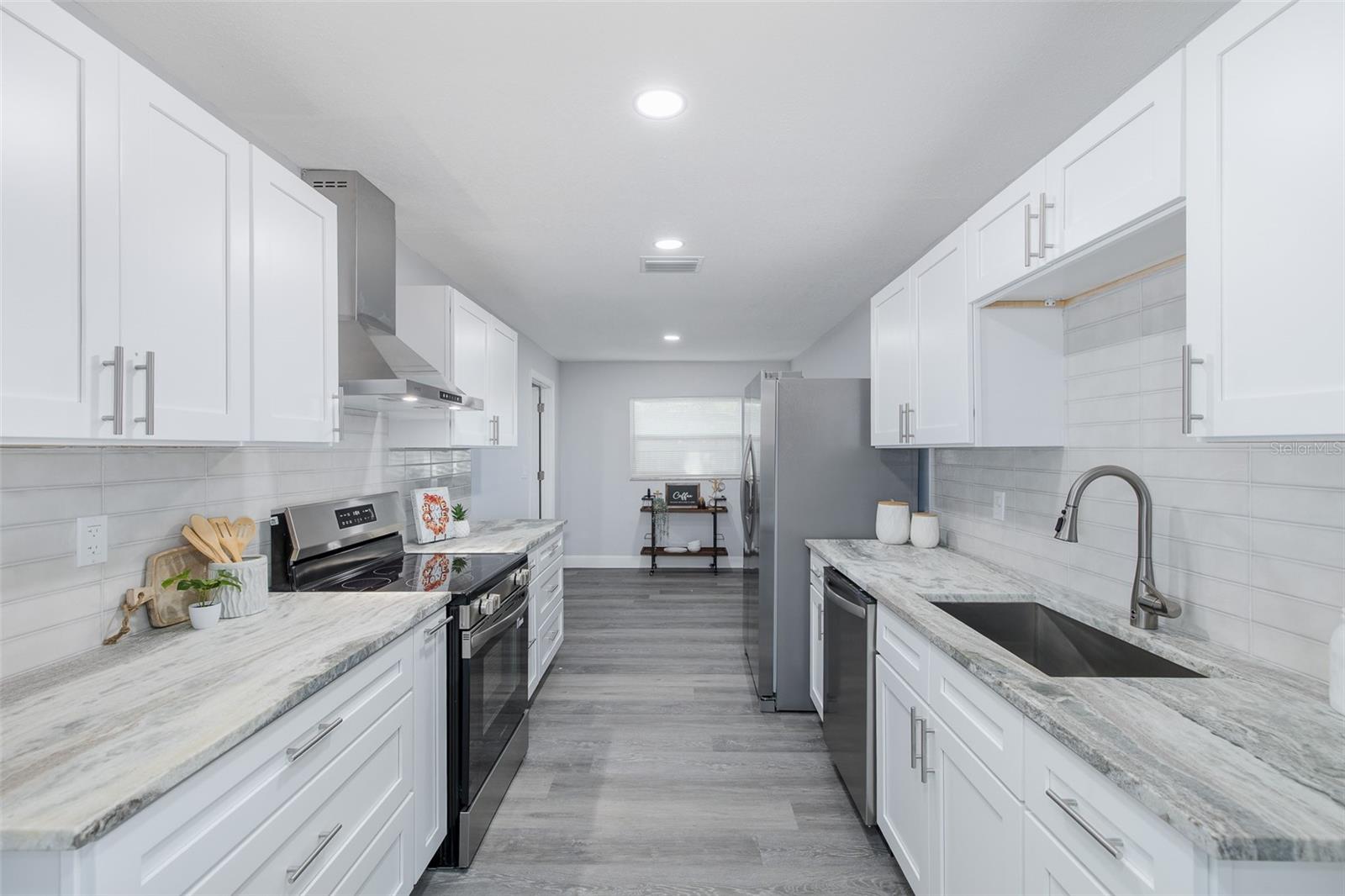 1815 DRIFTWOOD CIR S — photo 2