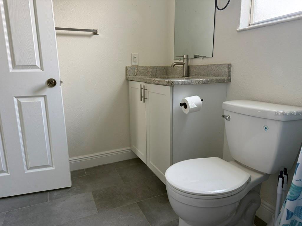1512 W KIRBY ST — photo 24