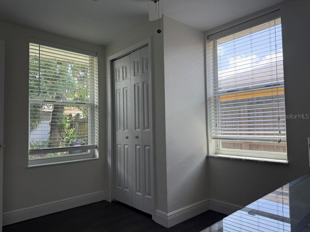 1512 W KIRBY ST — photo 15