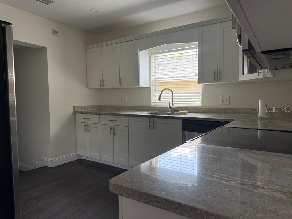 1512 W KIRBY ST — photo 10