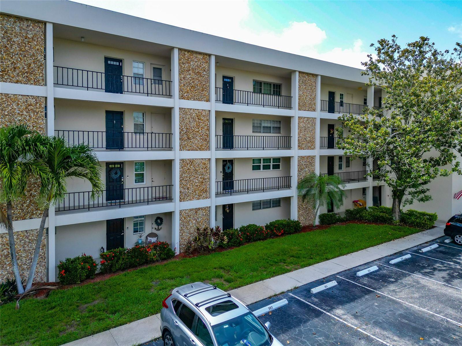 7461 W COUNTRY CLUB DR N #203 — photo 45