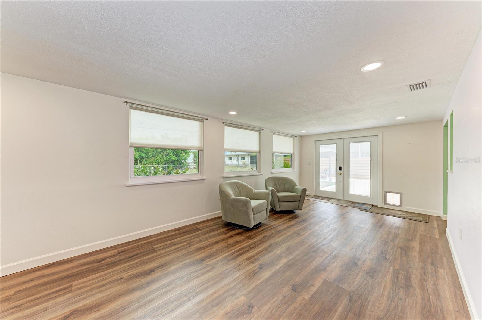 2317 S TUTTLE AVE — photo 32