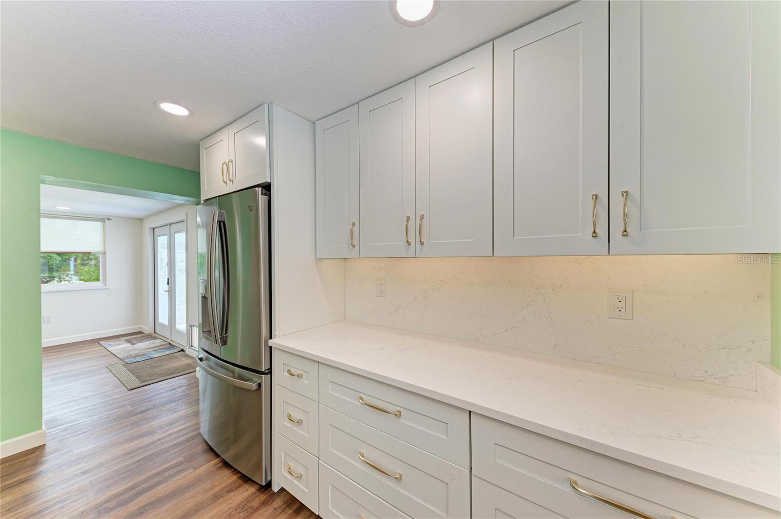 2317 S TUTTLE AVE — photo 10