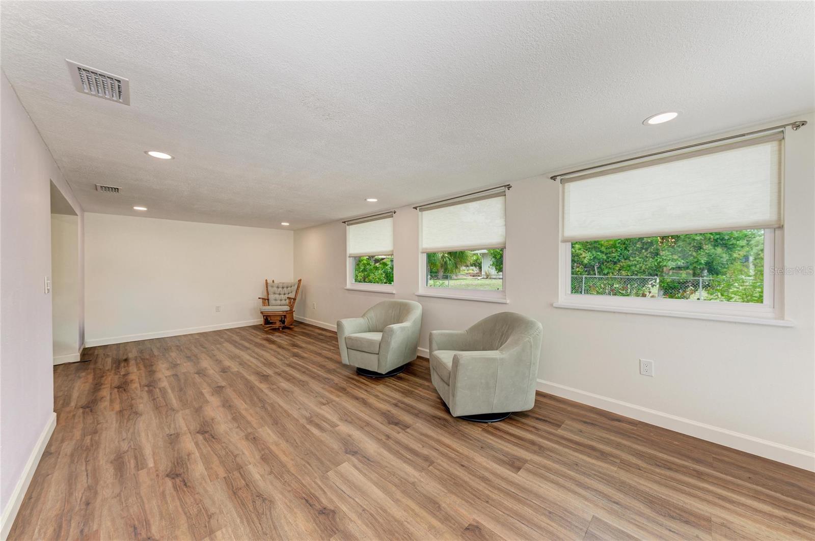 2317 S TUTTLE AVE — photo 31