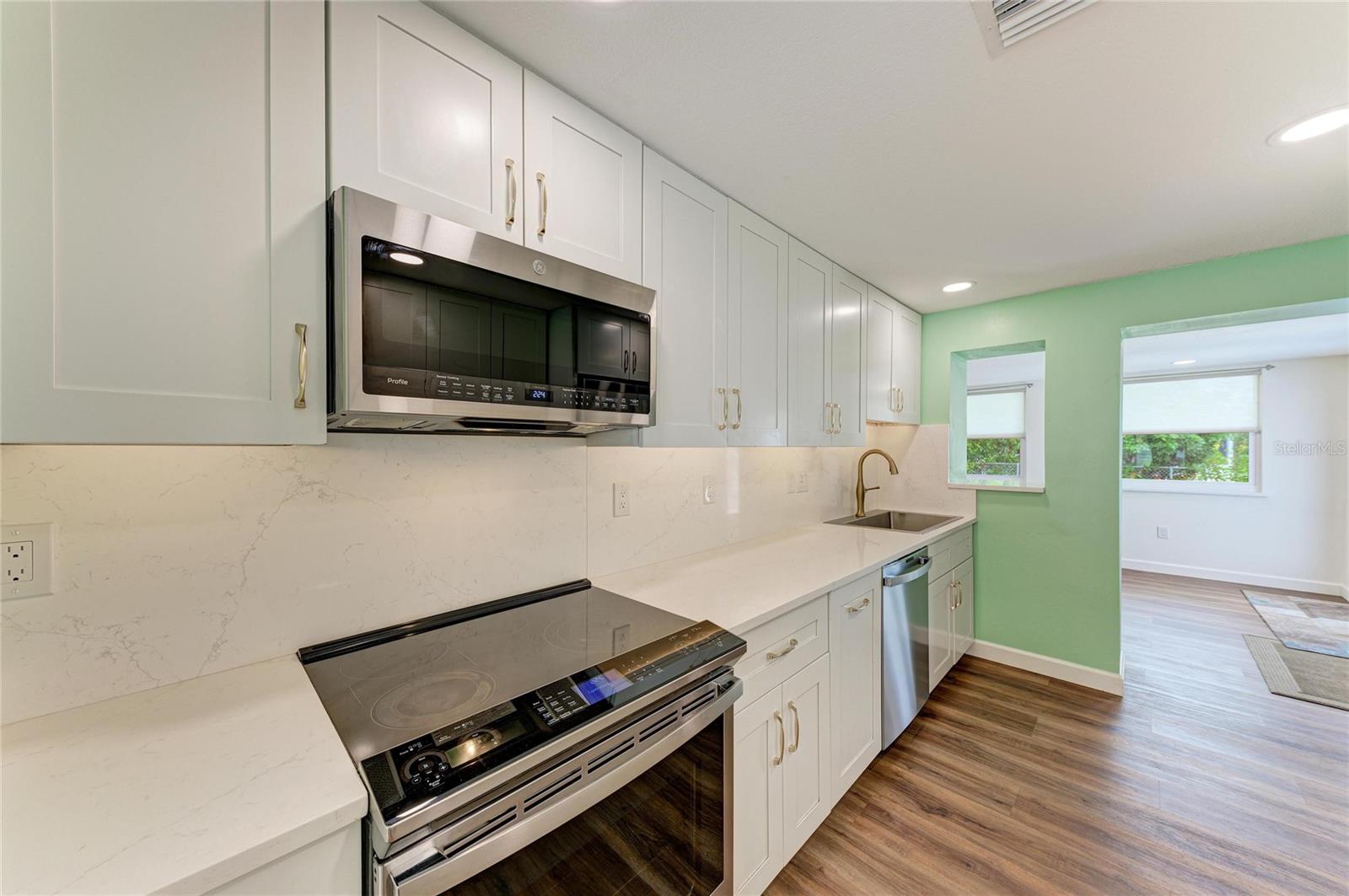 2317 S TUTTLE AVE — photo 8