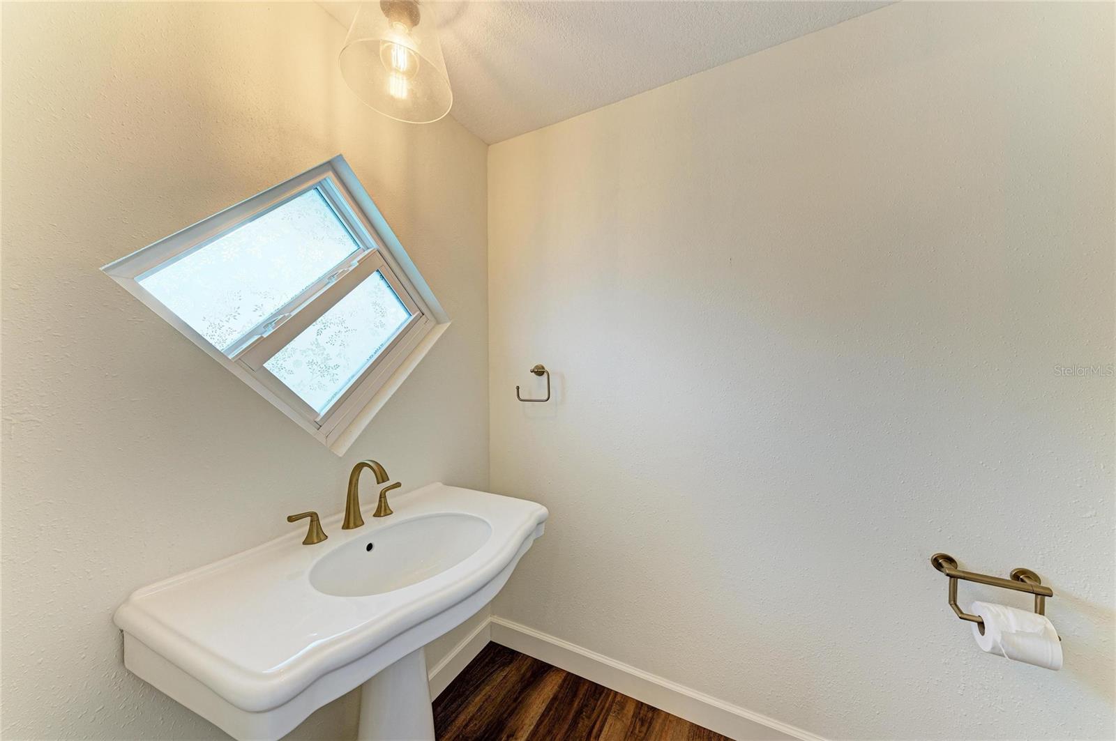 2317 S TUTTLE AVE — photo 19