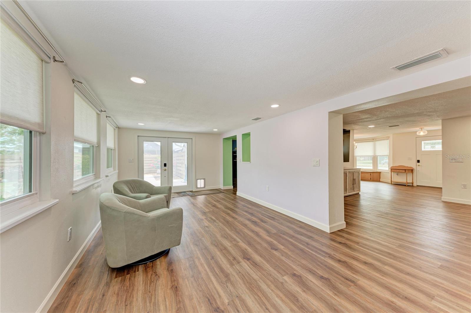 2317 S TUTTLE AVE — photo 33