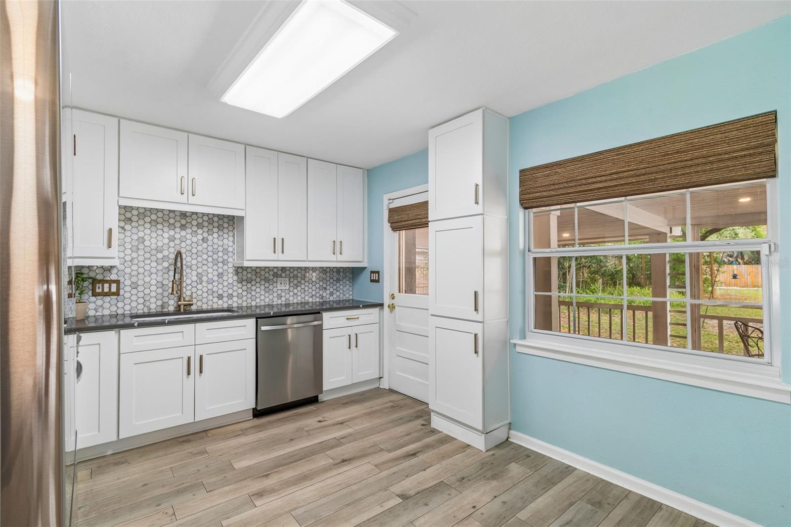 1304 E KNOLLWOOD ST — photo 4