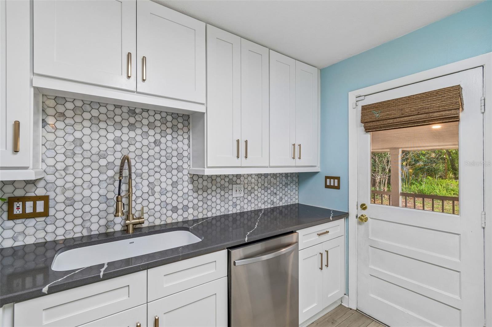 1304 E KNOLLWOOD ST — photo 14
