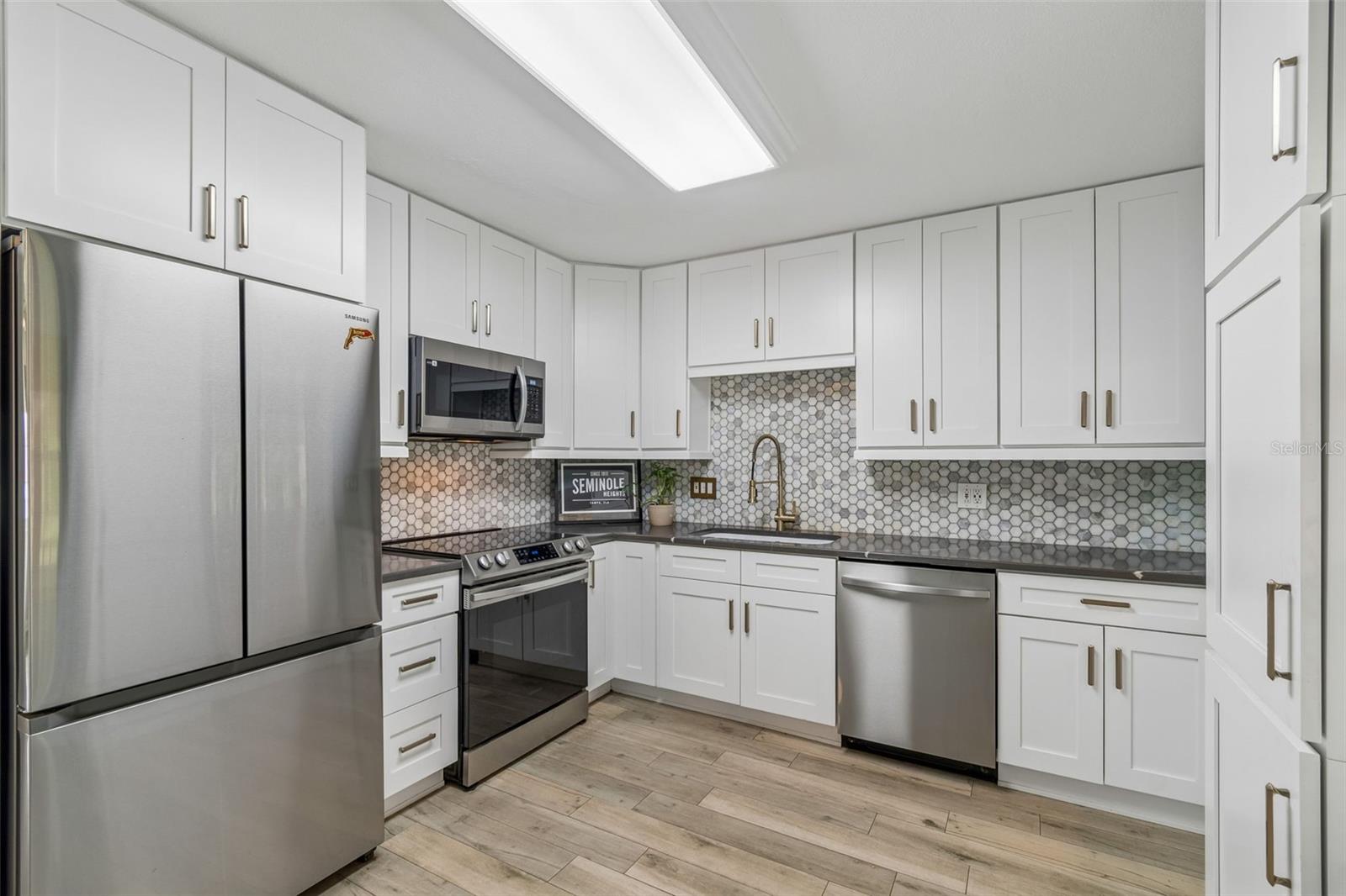 1304 E KNOLLWOOD ST — photo 3