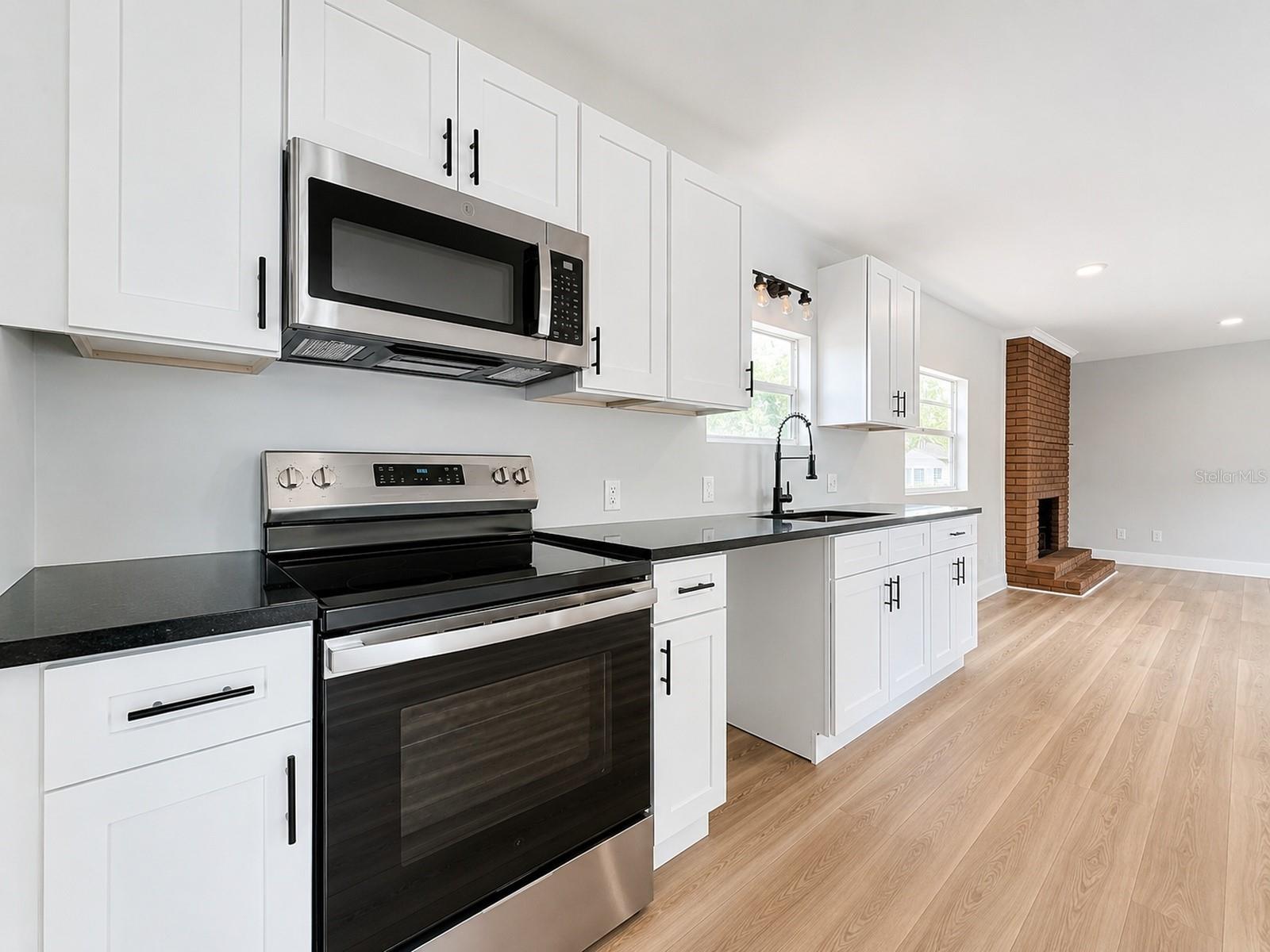6705 N ELIZABETH ST — photo 10