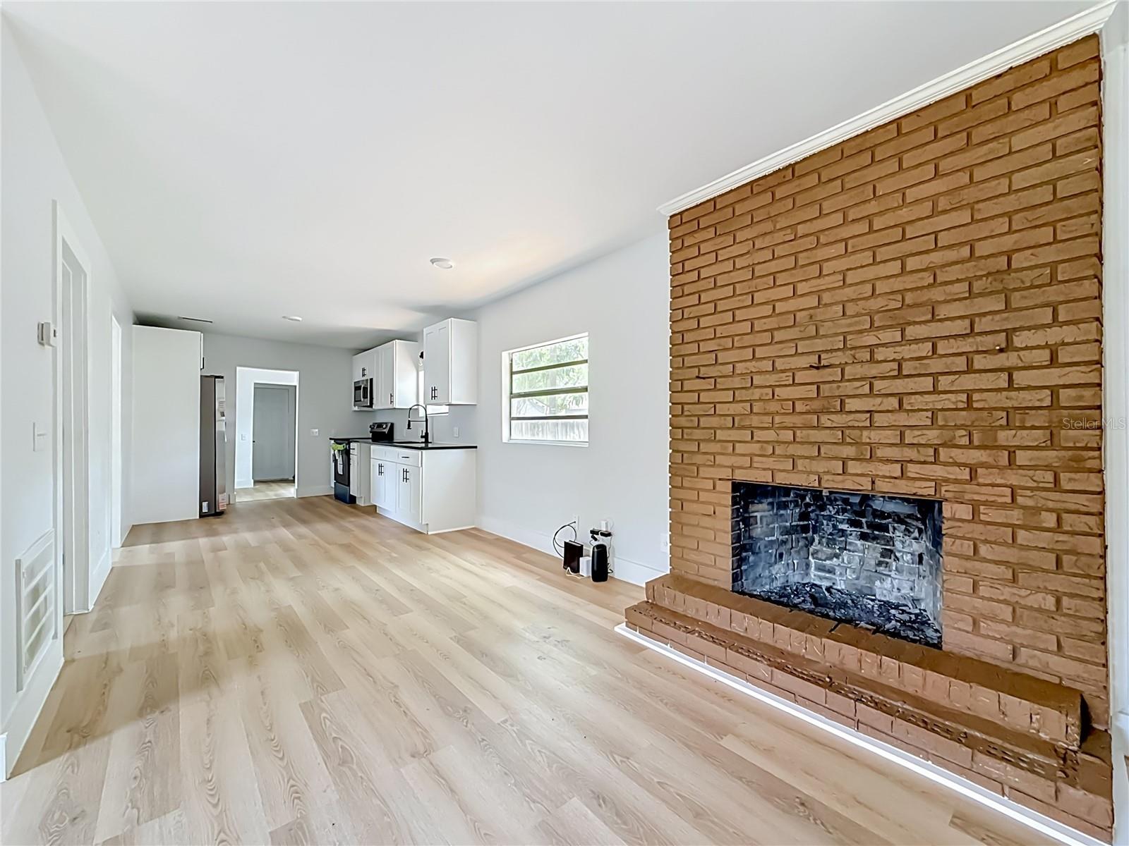 6705 N ELIZABETH ST — photo 4