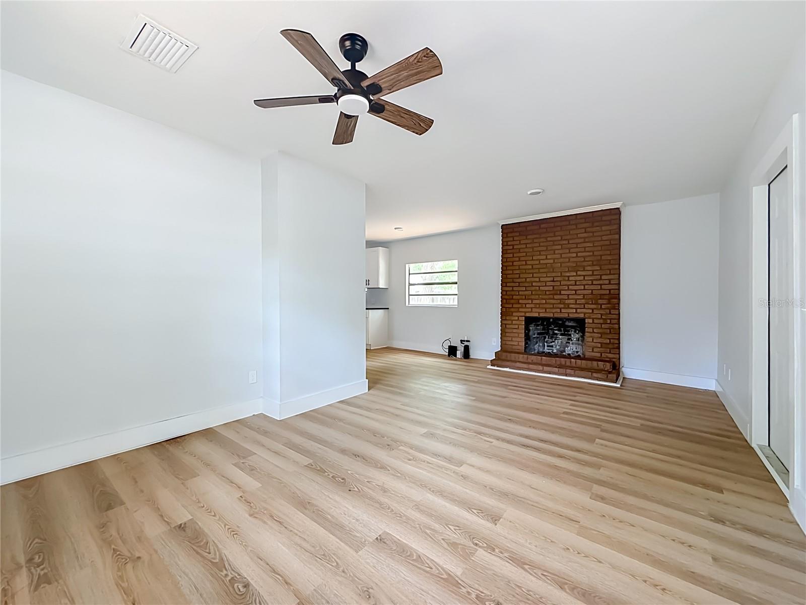 6705 N ELIZABETH ST — photo 8